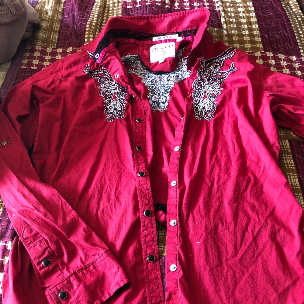 Roar shirt  says xxL but to me more like a medium